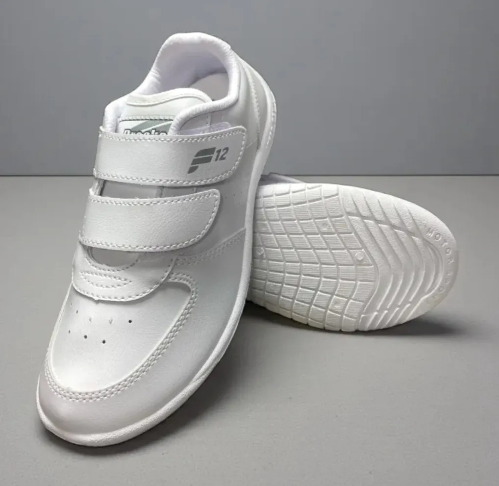 White Canvas / Sports shoes. Seller: ABC KIDS WEAR on Muafay.